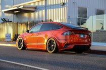 Tesla Model X (2016)