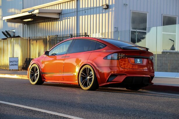 Tesla Model X (2016)