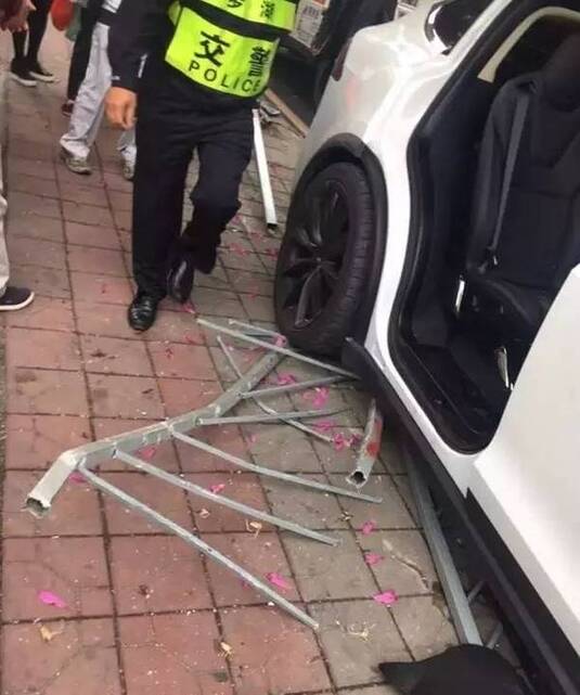 Tesla Model X (2016)