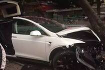 Tesla Model X (2016)