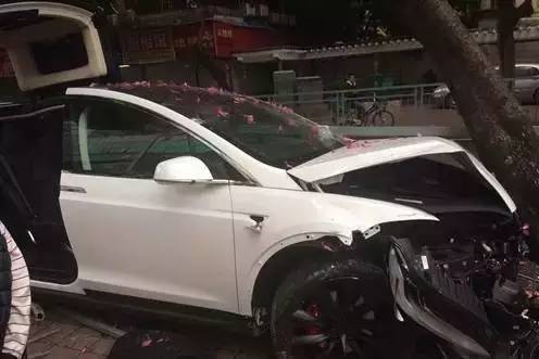 Tesla Model X (2016)