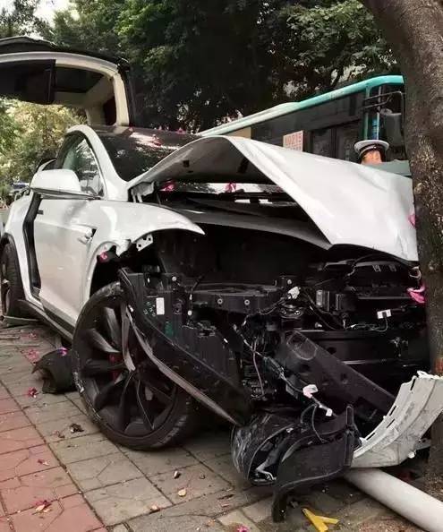 Tesla Model X (2016)