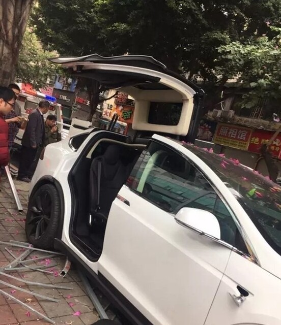 Tesla Model X (2016)