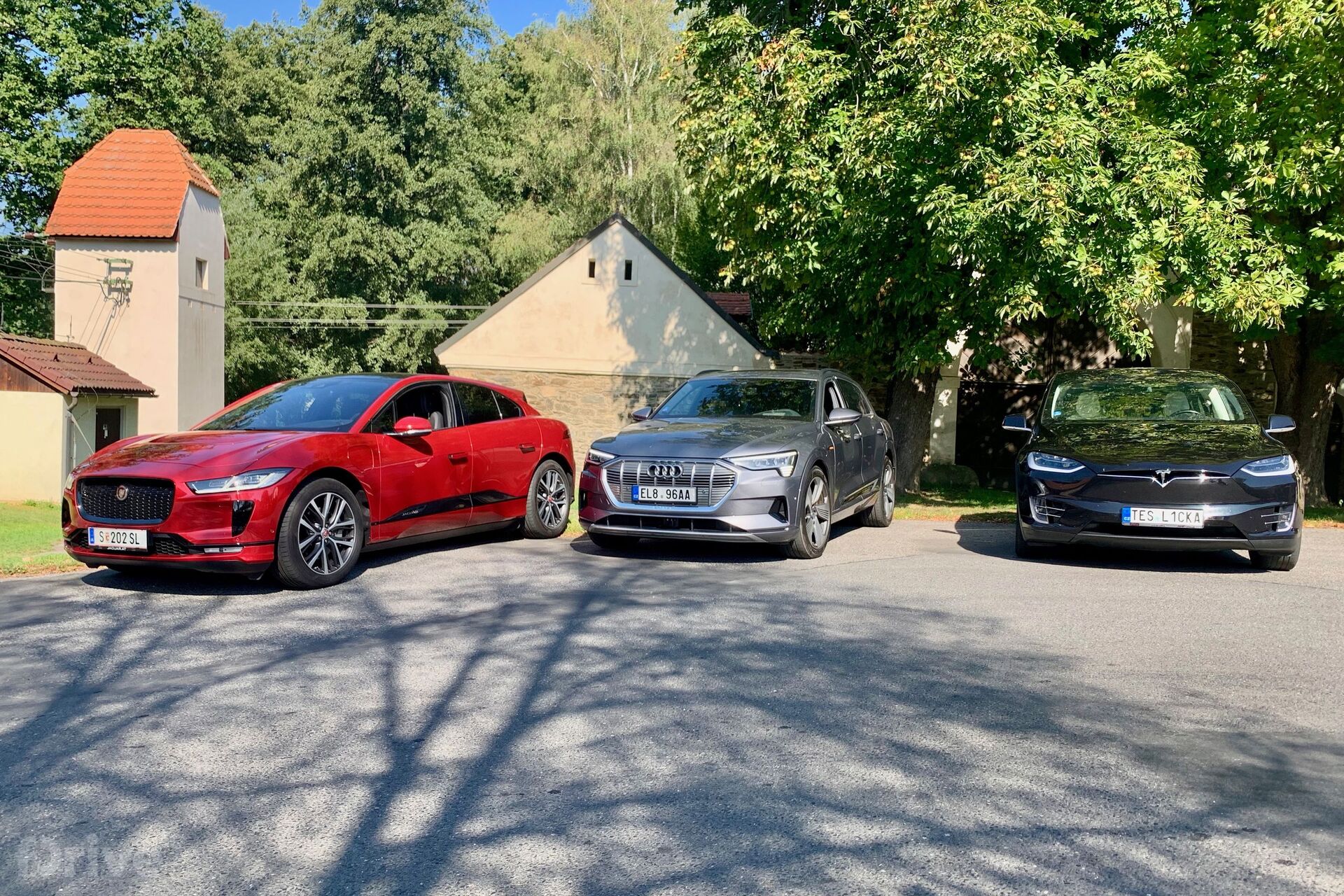 Tesla Model X, Jaguar I-PACE a Audi e-tron