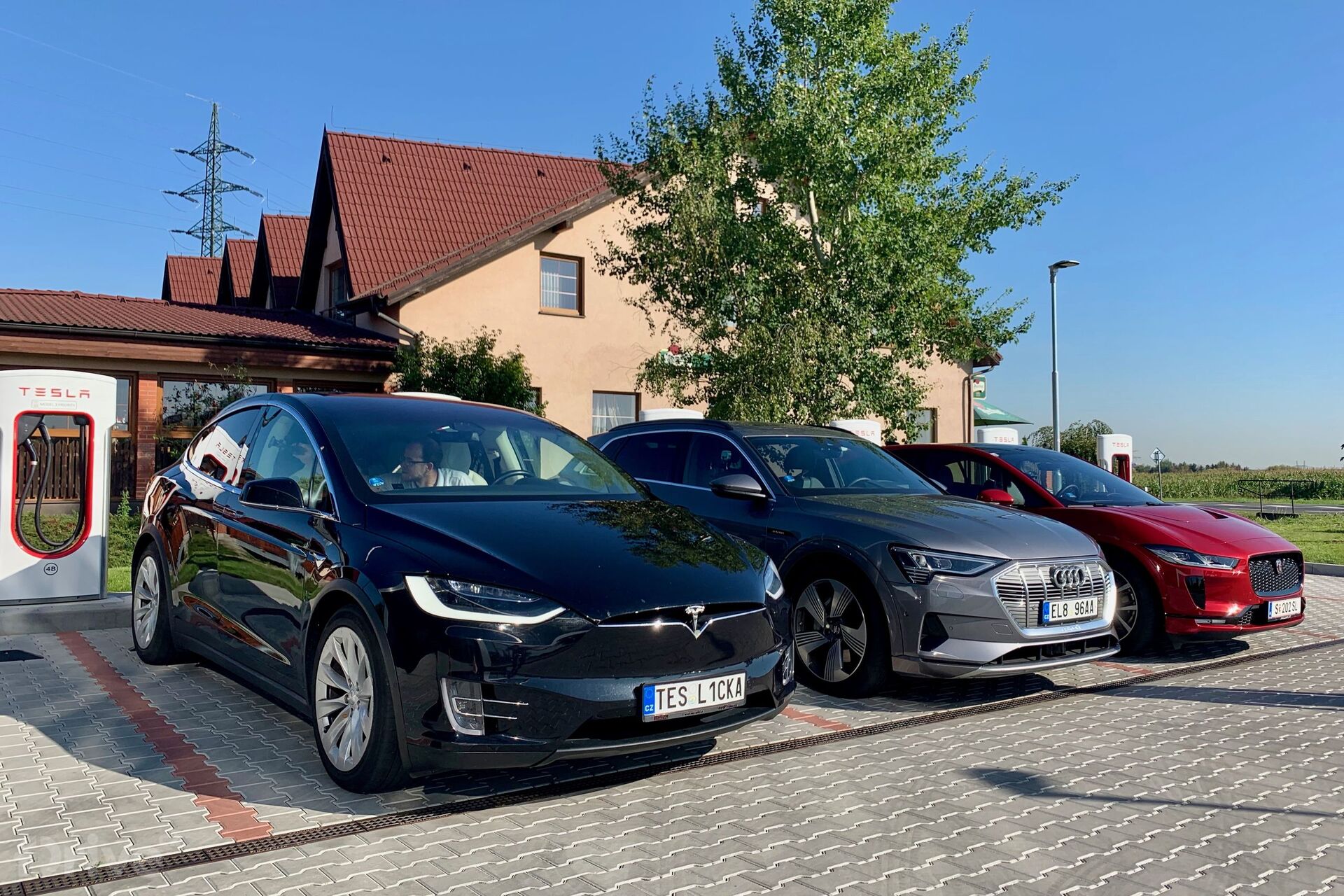 Tesla Model X, Jaguar I-PACE a Audi e-tron