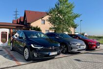 Tesla Model X, Jaguar I-PACE a Audi e-tron
