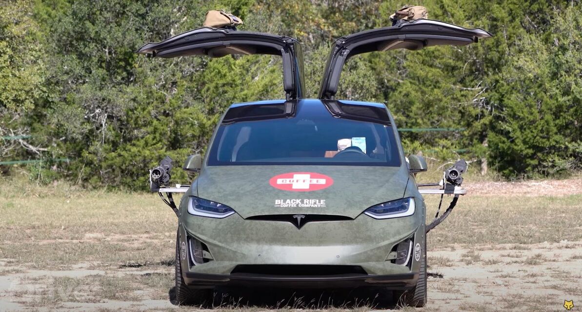 Tesla Model X v přestavbě s kulomety a kávovarem