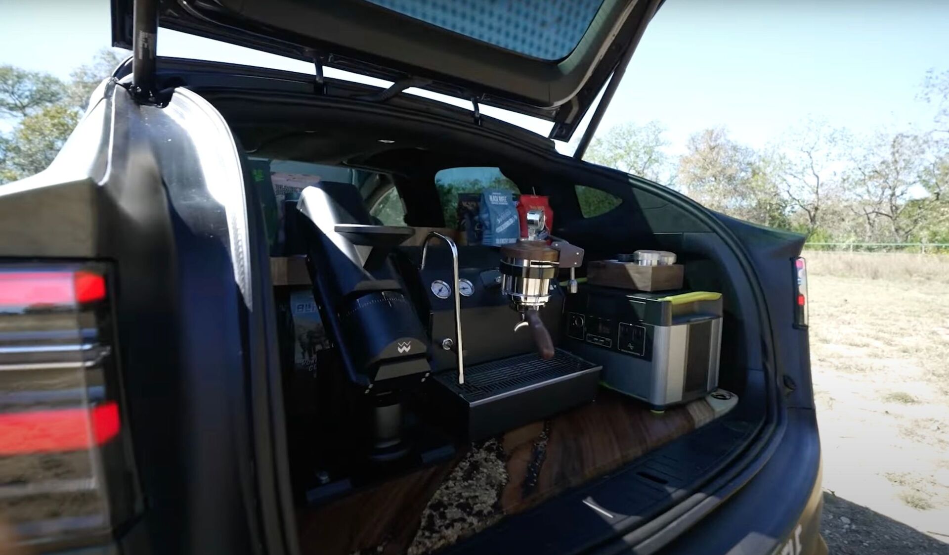 Tesla Model X v přestavbě s kulomety a kávovarem