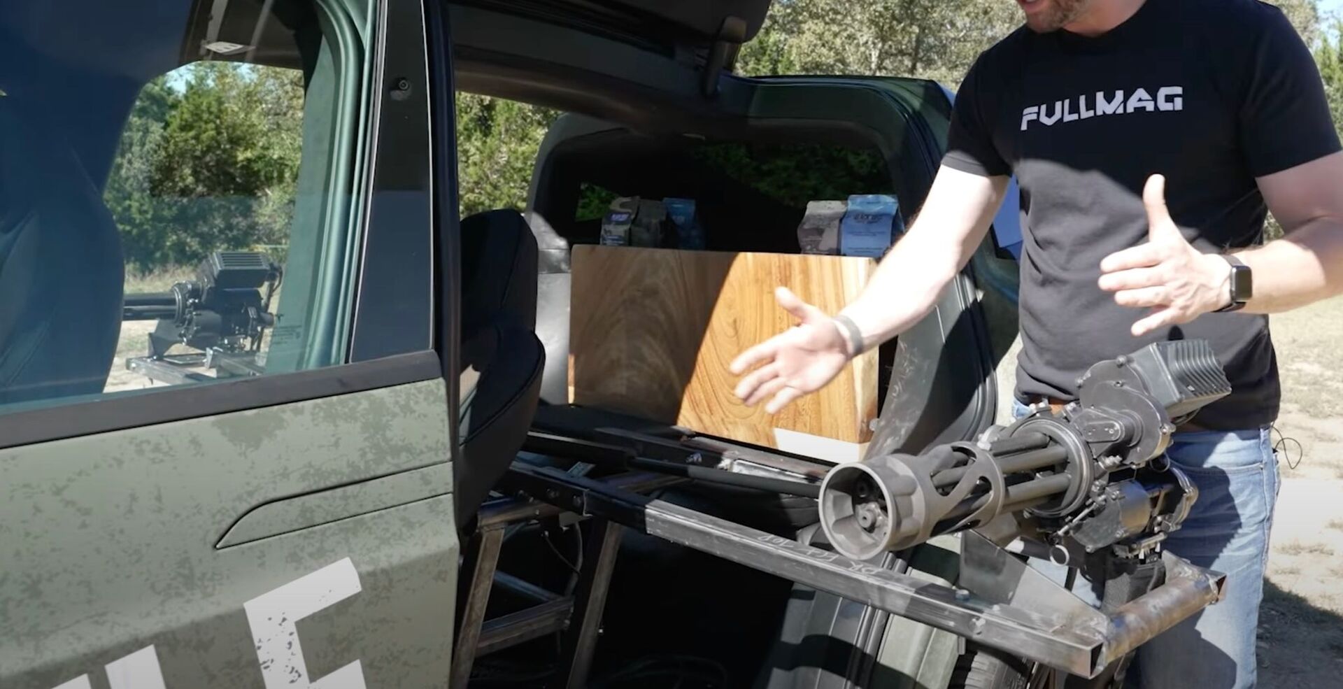 Tesla Model X v přestavbě s kulomety a kávovarem