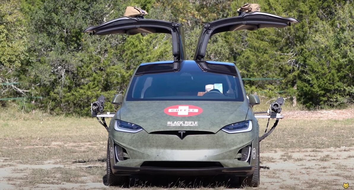 Tesla Model X v přestavbě s kulomety a kávovarem