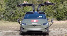 Tesla Model X v přestavbě s kulomety a kávovarem