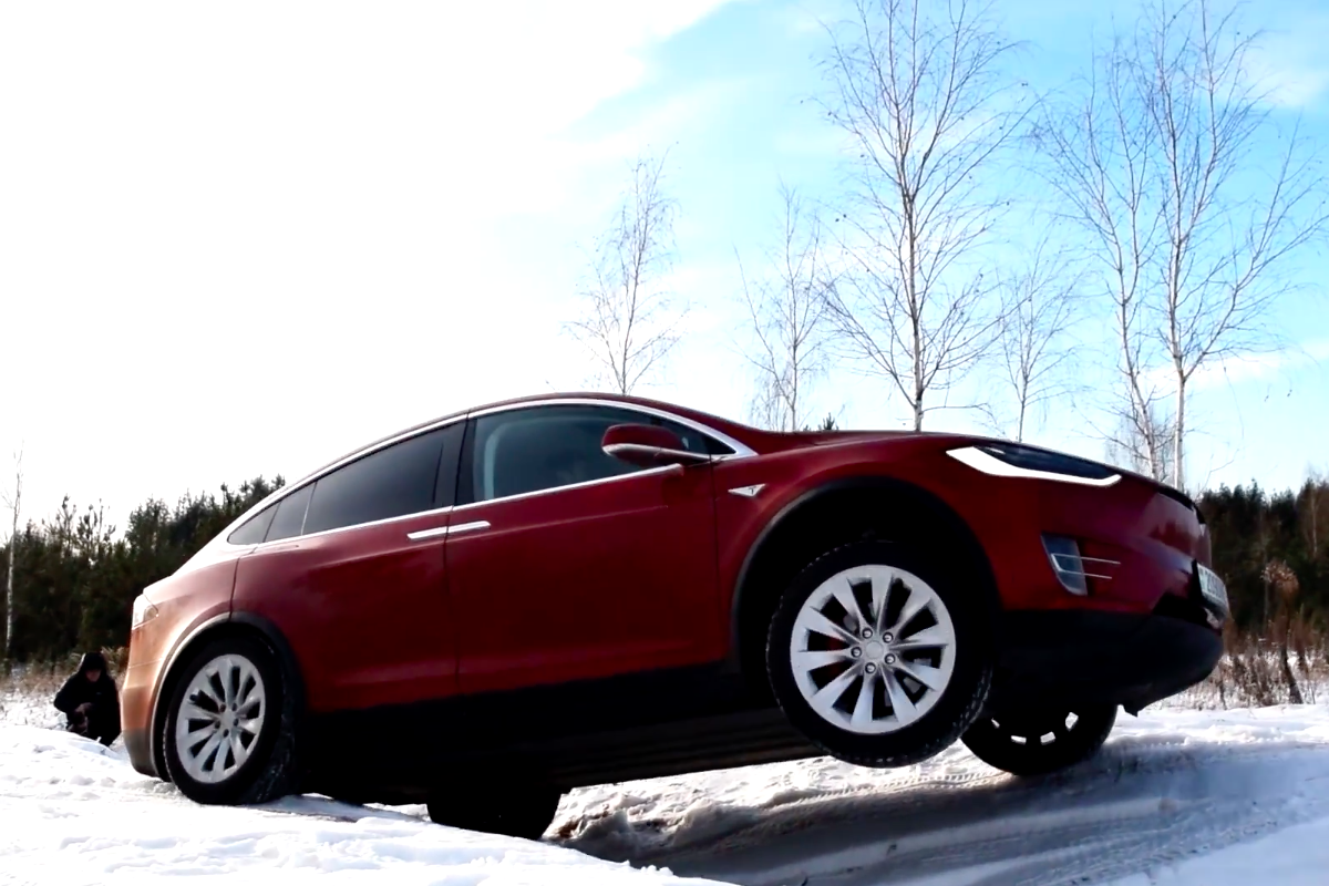 Tesla Model X v terénu