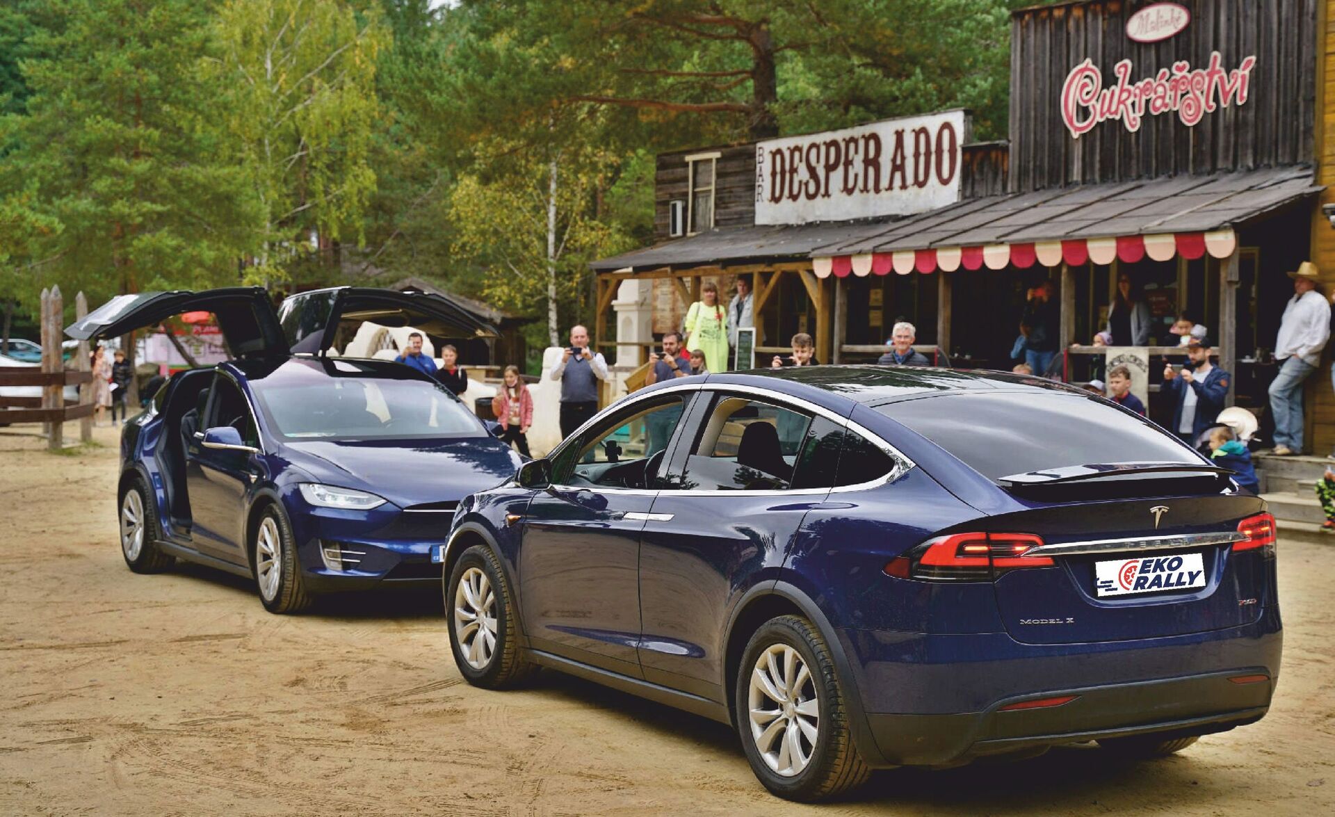 Tesla Model X ve westernovém městečku