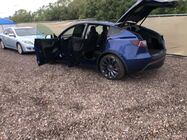 Tesla Model Y - otevřené dveře