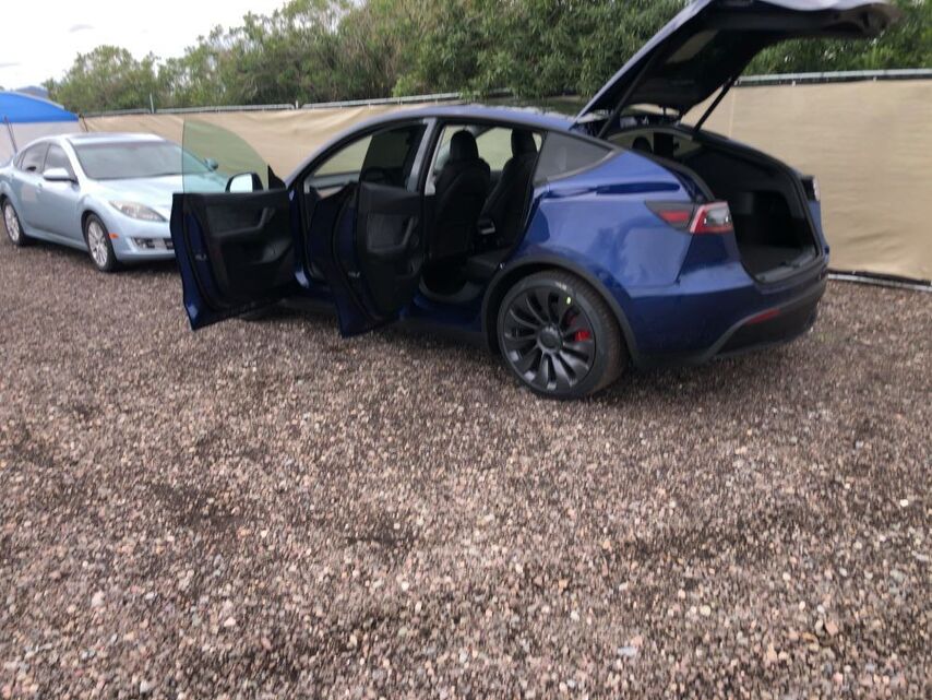 Tesla Model Y - otevřené dveře