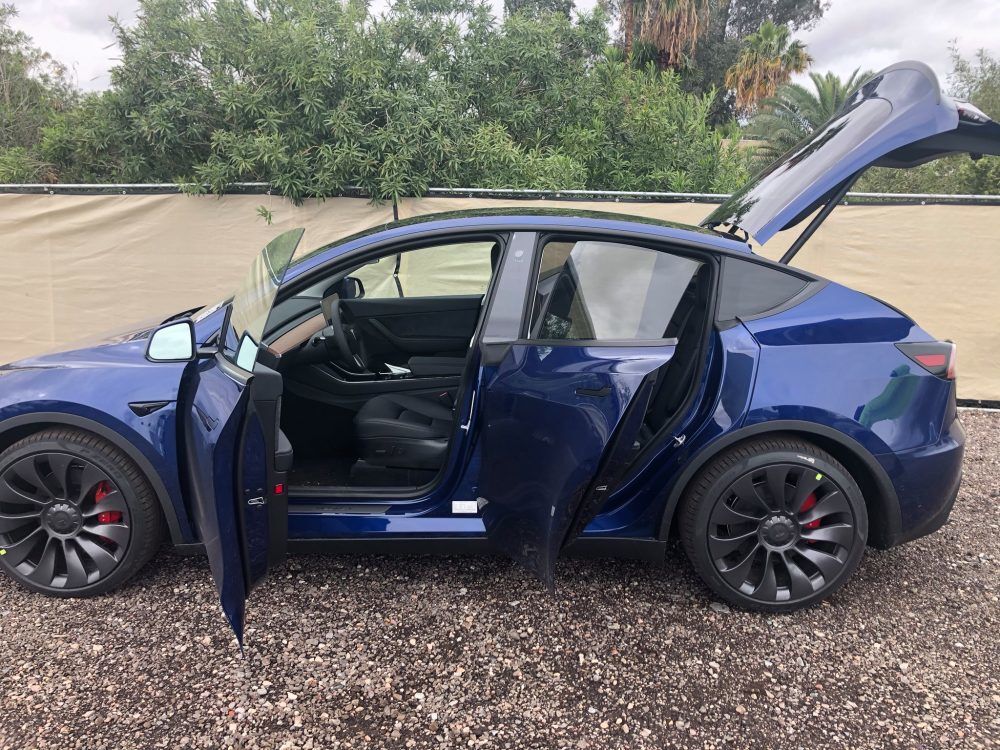 Tesla Model Y - otevřené dveře
