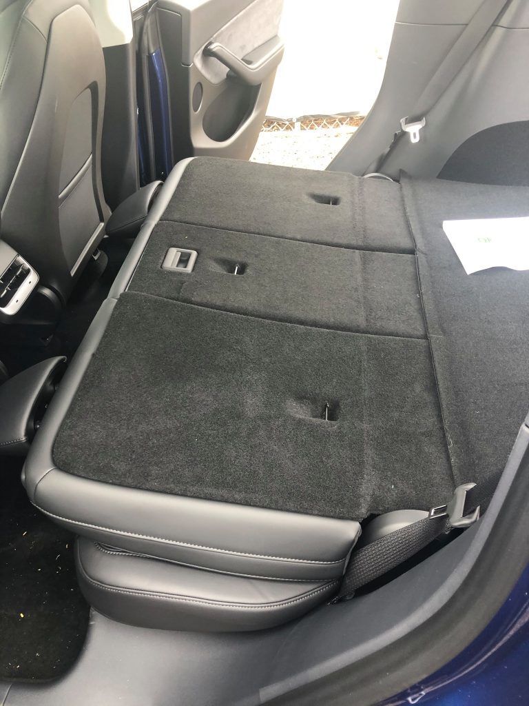 Tesla Model Y - sklopené sedačky