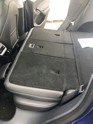 Tesla Model Y - sklopené sedačky