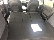 Tesla Model Y - sklopené sedačky