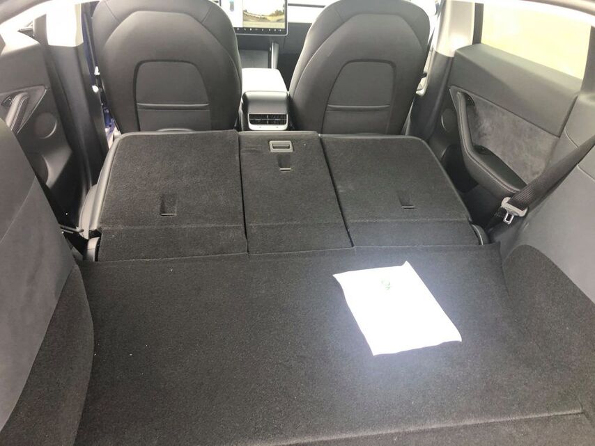 Tesla Model Y - sklopené sedačky