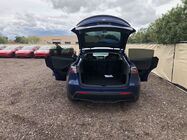 Tesla Model Y - vstup do kufru