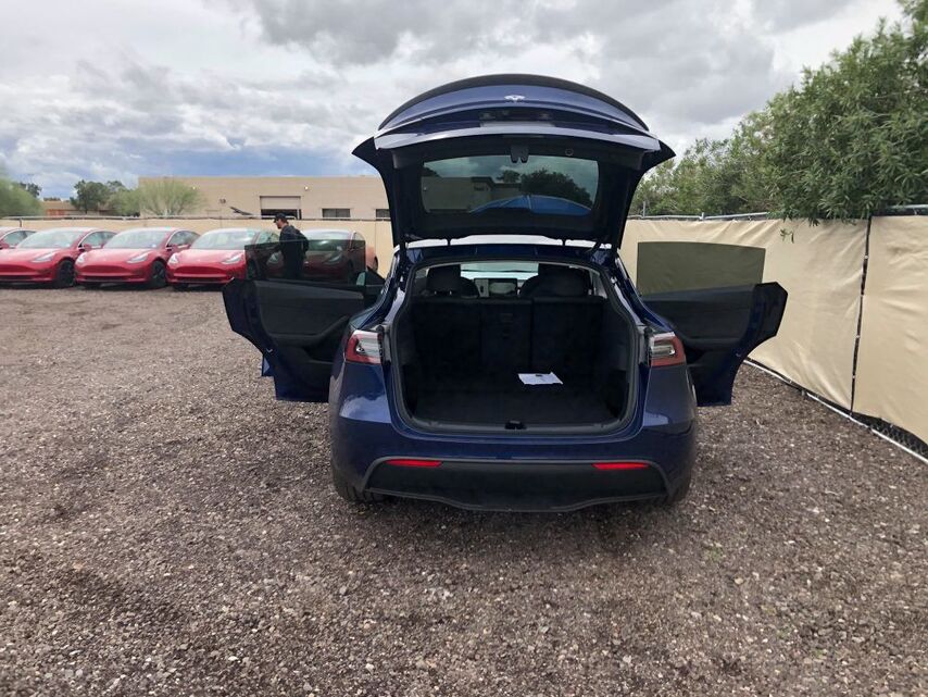 Tesla Model Y - vstup do kufru