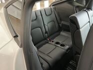 Tesla Model Y v sedmimístné konfiguraci