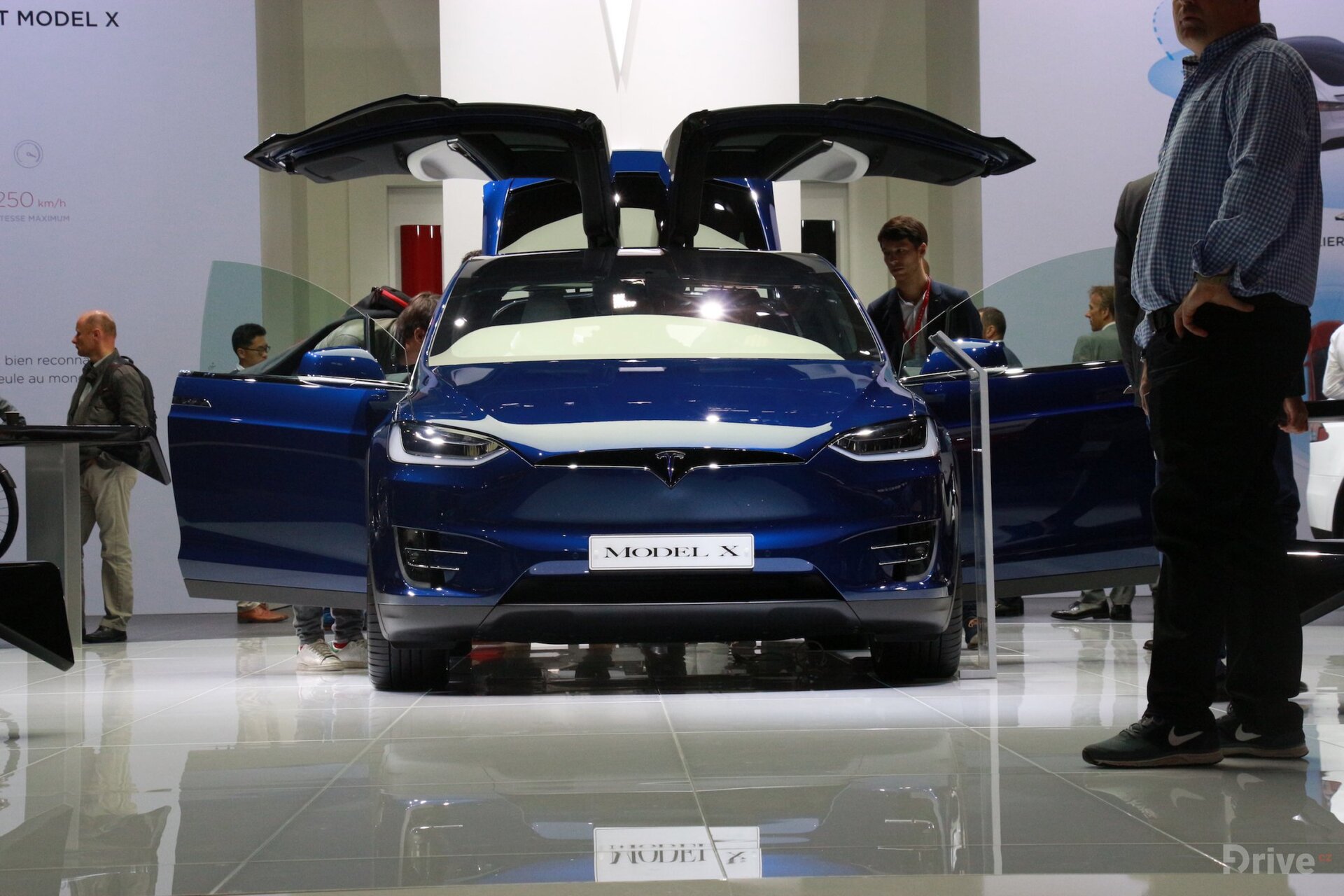 Tesla stánek Paříž