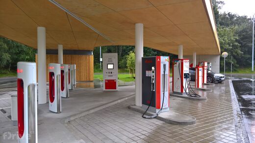 Tesla Supercharger a e.on stanice - Dálnice D1, Benzina Vystrkov