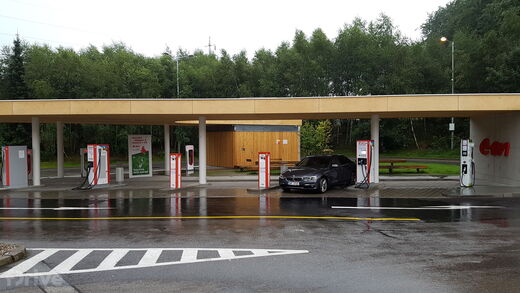 Tesla Supercharger a e.on stanice - Dálnice D1, Benzina Vystrkov