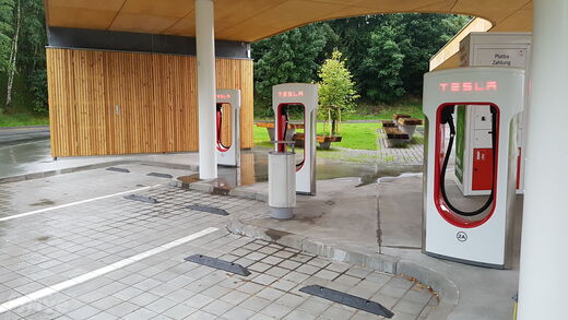 Tesla Supercharger a e.on stanice - Dálnice D1, Benzina Vystrkov