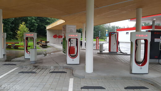 Tesla Supercharger a e.on stanice - Dálnice D1, Benzina Vystrkov