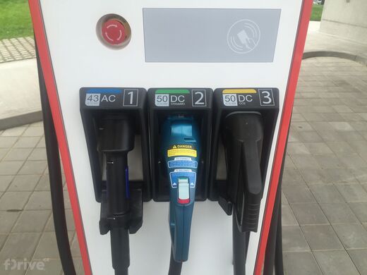 Tesla Supercharger a e.on stanice - Dálnice D1, Benzina Vystrkov
