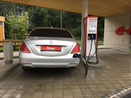 Tesla Supercharger a e.on stanice - Dálnice D1, Benzina Vystrkov