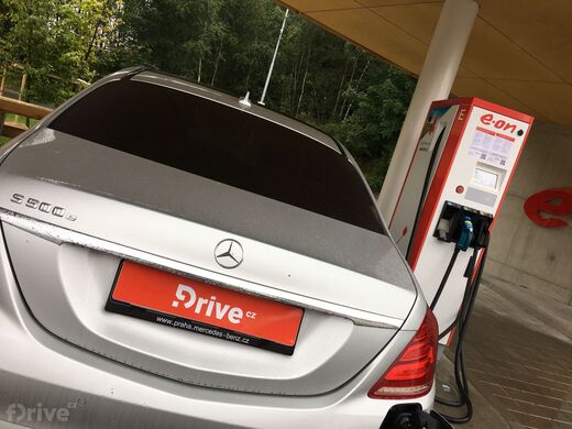 Tesla Supercharger a e.on stanice - Dálnice D1, Benzina Vystrkov