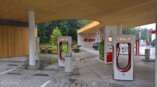 Tesla Supercharger a e.on stanice - Dálnice D1, Benzina Vystrkov