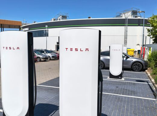Tesla Supercharger, dálnice D1, exit 6, Čestlice, Obchodní ulice, Albert