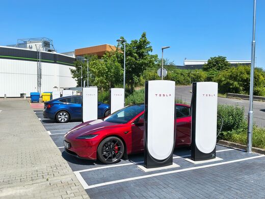 Tesla Supercharger, dálnice D1, exit 6, Čestlice, Obchodní ulice, Albert