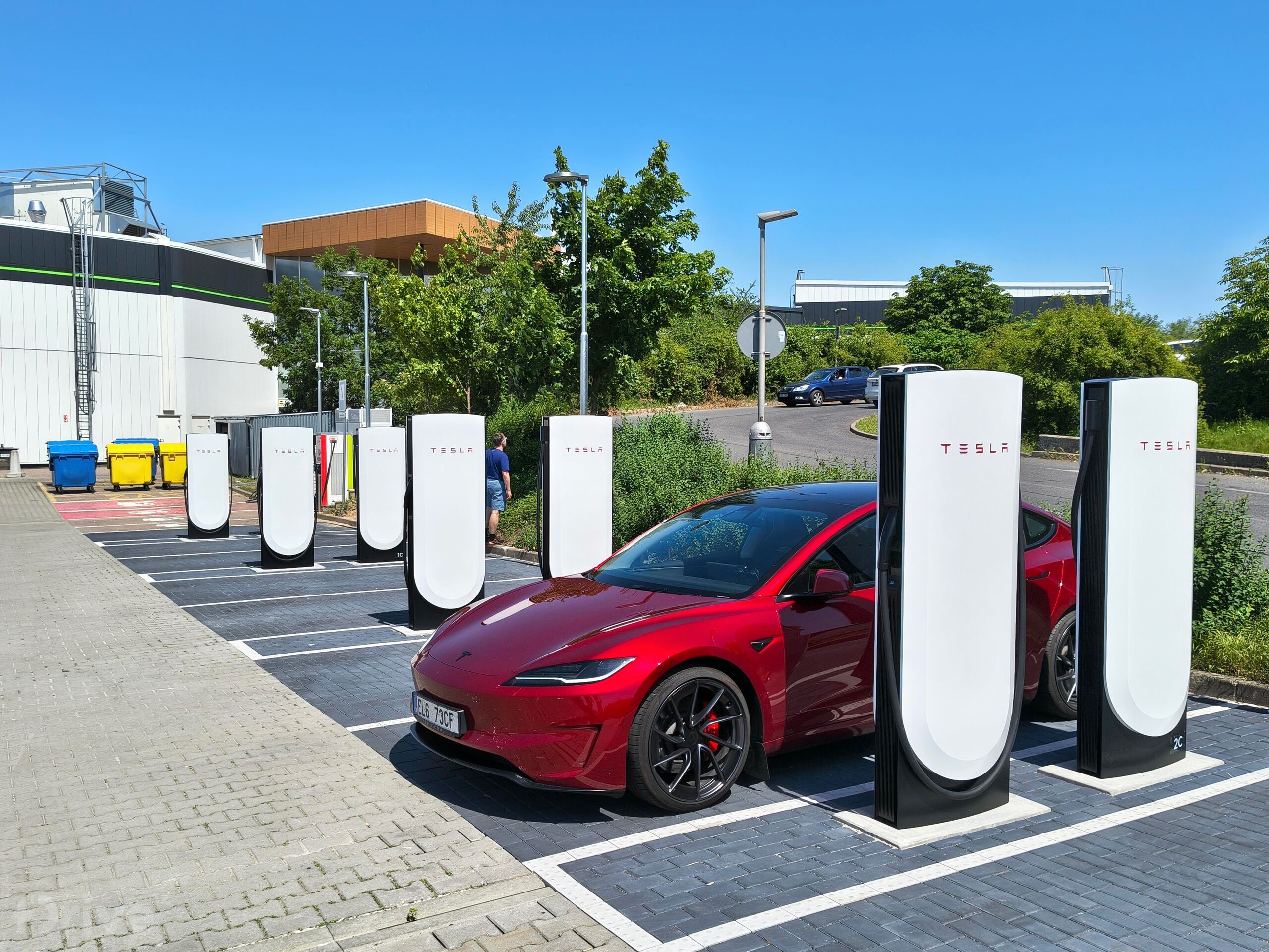 Tesla Supercharger, dálnice D1, exit 6, Čestlice, Obchodní ulice, Albert
