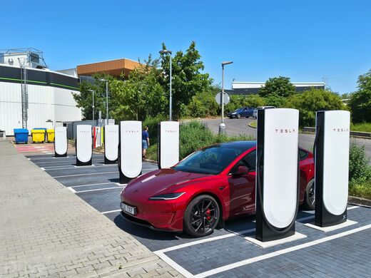 Tesla Supercharger, dálnice D1, exit 6, Čestlice, Obchodní ulice, Albert