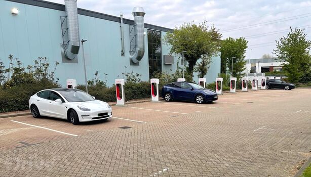 Tesla Supercharger (GB), dálnice M25/A282, exit 1a, Dartford, Tesla Centre
