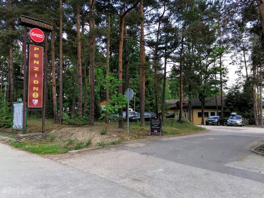 Tesla Supercharger, Kamenný Újezd, penzion Štilec