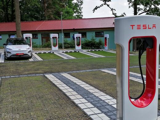 Tesla Supercharger, Kamenný Újezd, penzion Štilec