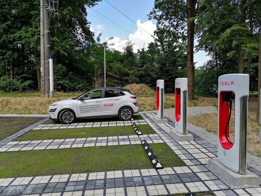 Tesla Supercharger, Kamenný Újezd, penzion Štilec