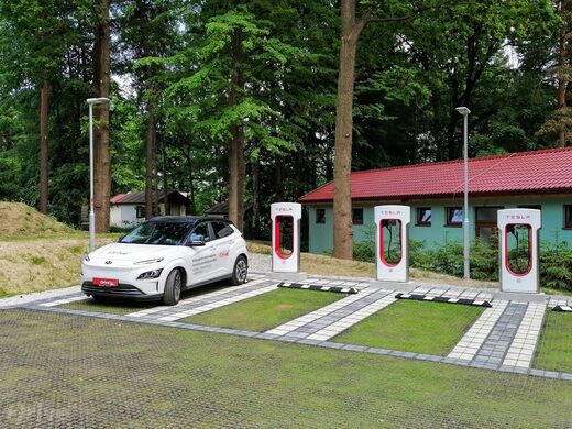 Tesla Supercharger, Kamenný Újezd, penzion Štilec