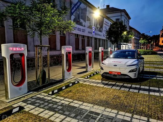 Tesla Supercharger, Lovosice, ul. 8. května