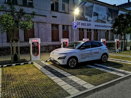 Tesla Supercharger, Lovosice, ul. 8. května