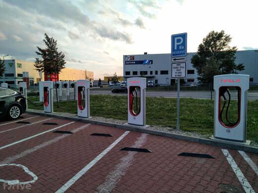 Tesla Supercharger, Olomouc, ul. Dolní Novosadská, čerpací stanice Amigo