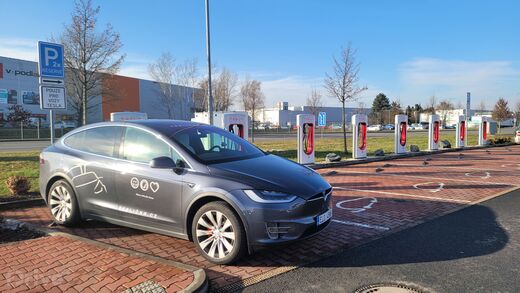 Tesla Supercharger, Olomouc, ul. Dolní Novosadská, čerpací stanice Amigo