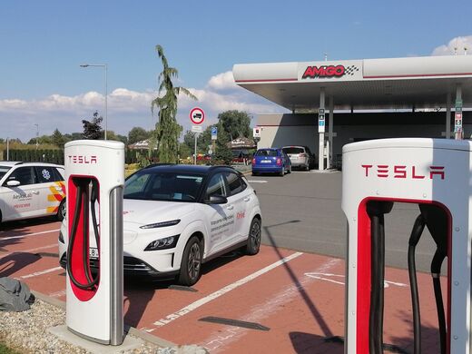 Tesla Supercharger, Olomouc, ul. Dolní Novosadská, čerpací stanice Amigo